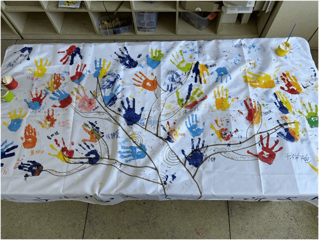 墙上贴着许多海报 AI 生成的内容可能不正确。