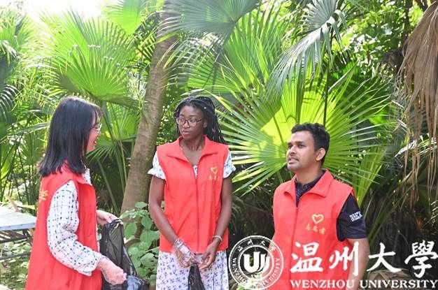 棕榈树下合影的男人和女人 AI 生成的内容可能不正确。