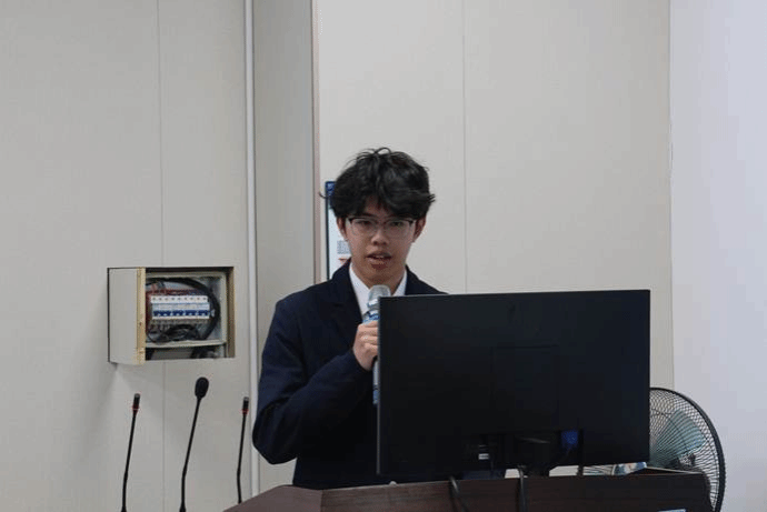 穿着西装笔挺的男子正在演讲 AI 生成的内容可能不正确。