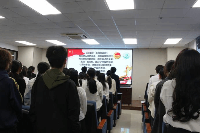 一群人站在室内 AI 生成的内容可能不正确。