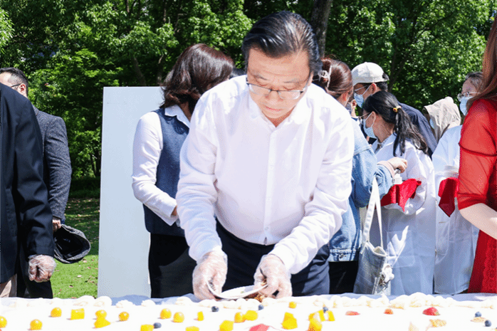 一群人在切蛋糕 AI 生成的内容可能不正确。