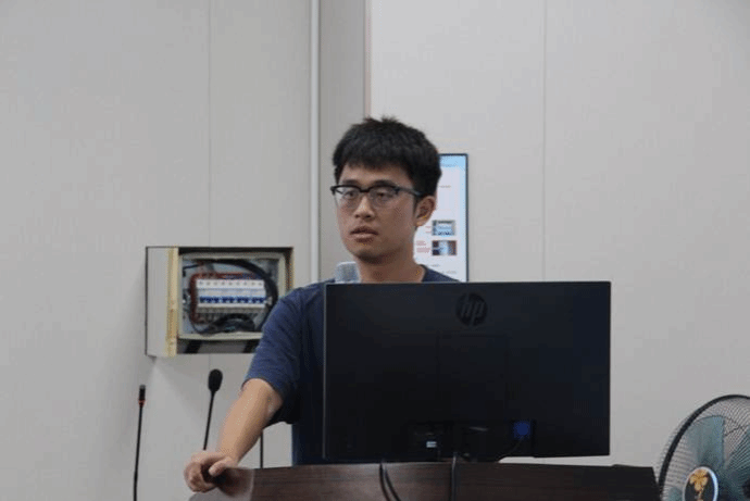 电脑前的男人 AI 生成的内容可能不正确。