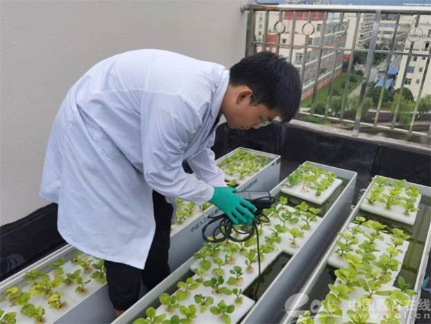 图片包含 男人, 人, 室内, 食物 AI 生成的内容可能不正确。