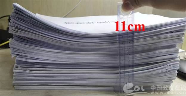 图片包含 室内, 桌子, 游戏机, 猫 AI 生成的内容可能不正确。