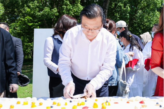 一群人在切蛋糕 AI 生成的内容可能不正确。