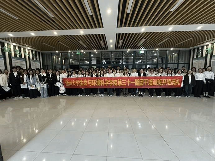 图片包含 天花板, 建筑, 飞机场, 行李 AI 生成的内容可能不正确。