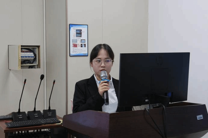 人在打电话 AI 生成的内容可能不正确。