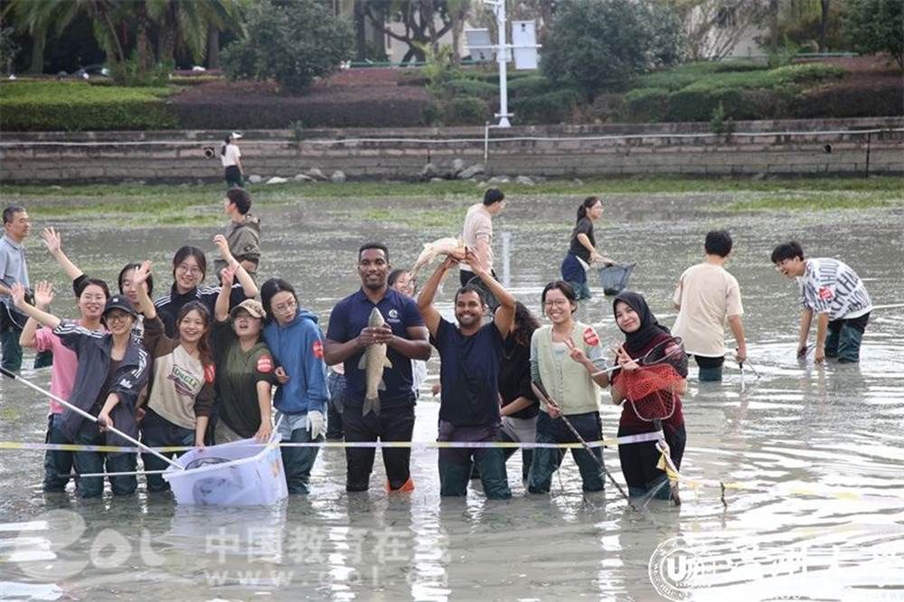 一群小孩在水里 AI 生成的内容可能不正确。