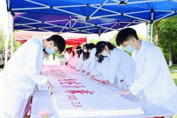 桌子上有许多伞的人 AI 生成的内容可能不正确。