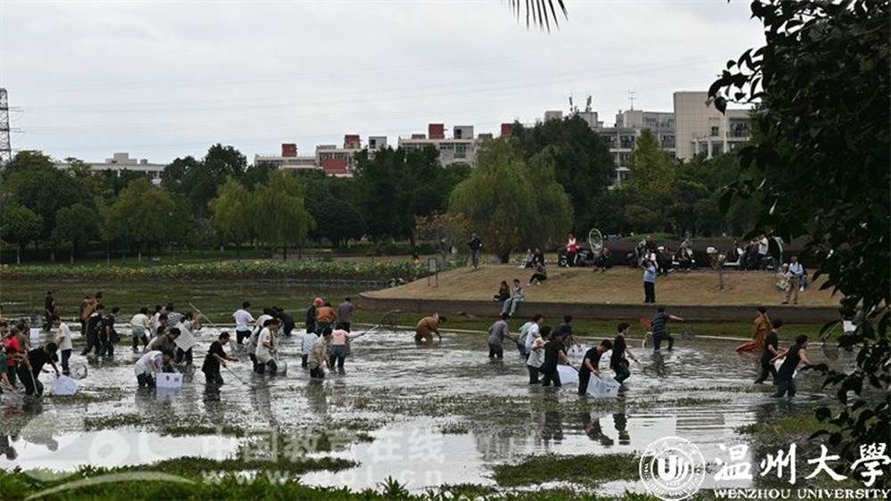 一群人走在河边 AI 生成的内容可能不正确。